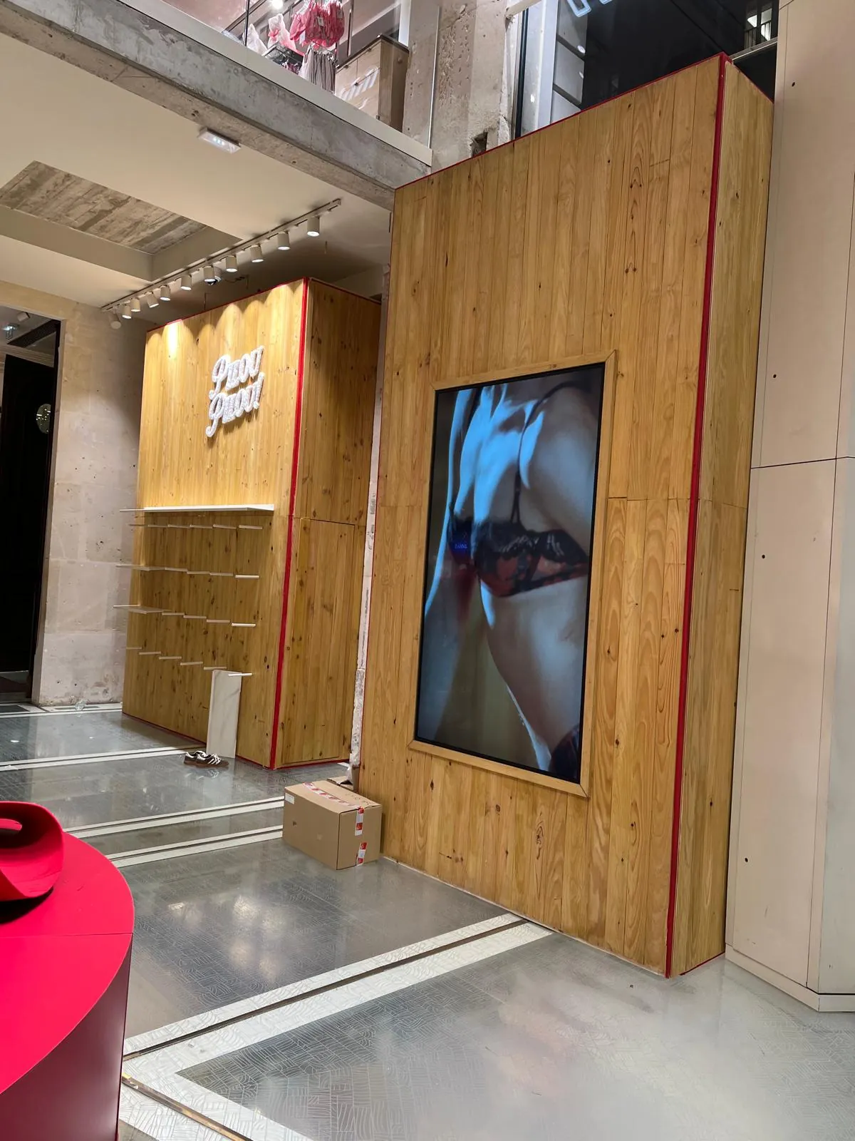 Agencement boutique avec vitrine en pin et accents rouges — Atelier M Team