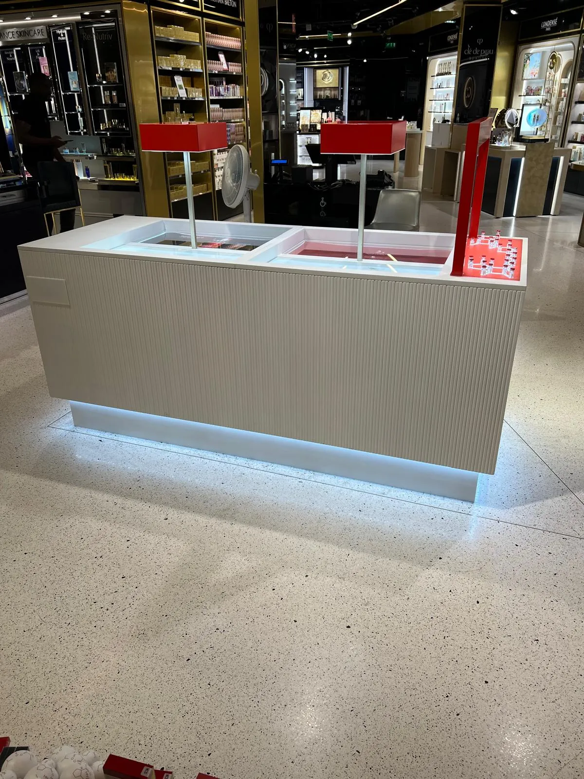 Comptoir cannelé blanc pour stand cosmétique — Atelier M Team